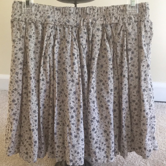 BRANDY MELVILLE Flowy Patterned Skirt - Picture 6 of 9